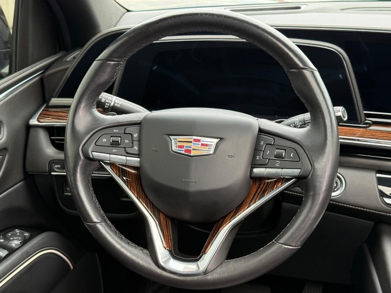 Cadillac Escalade Vehicle Full-screen Gallery Image 16