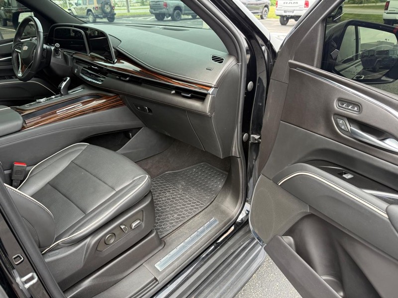 Cadillac Escalade Vehicle Full-screen Gallery Image 17