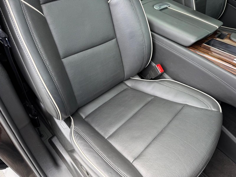 Cadillac Escalade Vehicle Full-screen Gallery Image 18