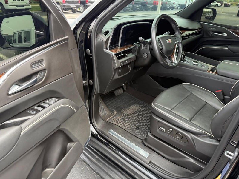 Cadillac Escalade Vehicle Full-screen Gallery Image 19