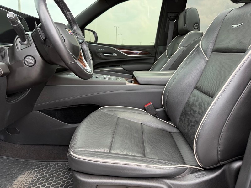 Cadillac Escalade Vehicle Full-screen Gallery Image 20