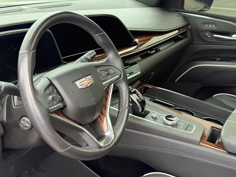 Cadillac Escalade Vehicle Full-screen Gallery Image 21