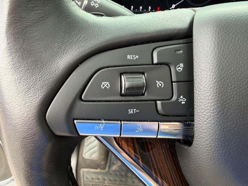 Cadillac Escalade Vehicle Full-screen Gallery Image 22