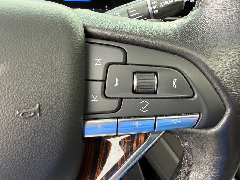 Cadillac Escalade Vehicle Full-screen Gallery Image 23