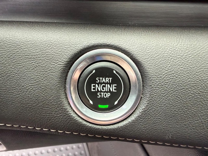 Cadillac Escalade Vehicle Full-screen Gallery Image 24