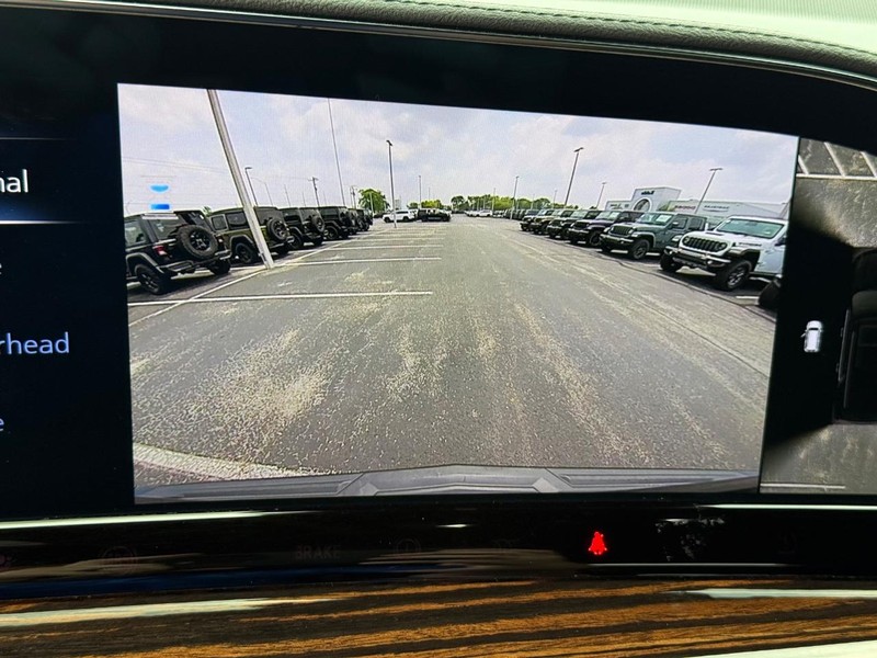 Cadillac Escalade Vehicle Full-screen Gallery Image 26