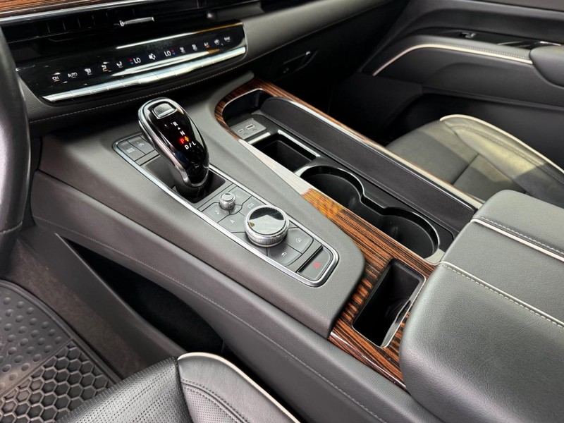 Cadillac Escalade Vehicle Full-screen Gallery Image 27