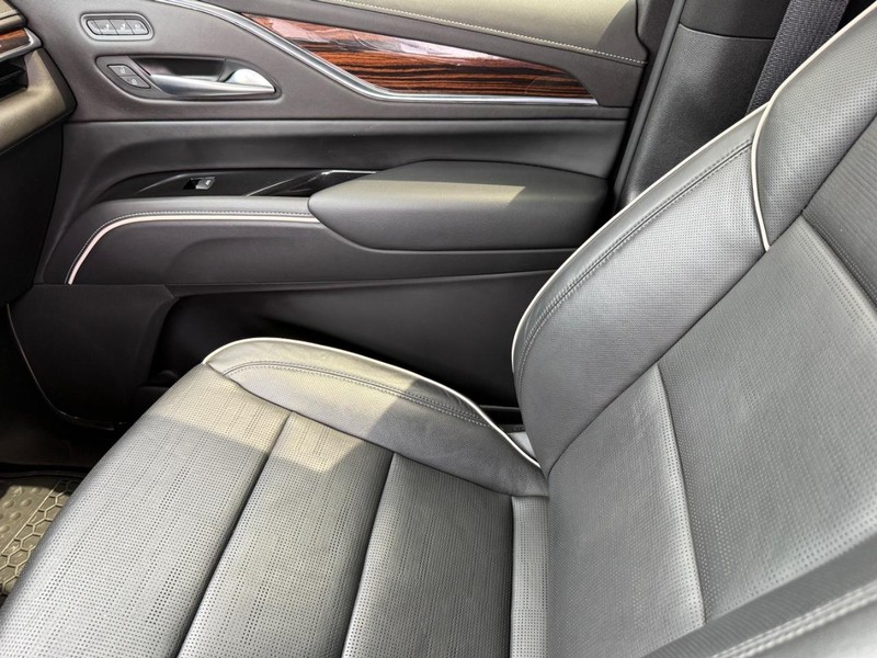 Cadillac Escalade Vehicle Full-screen Gallery Image 28