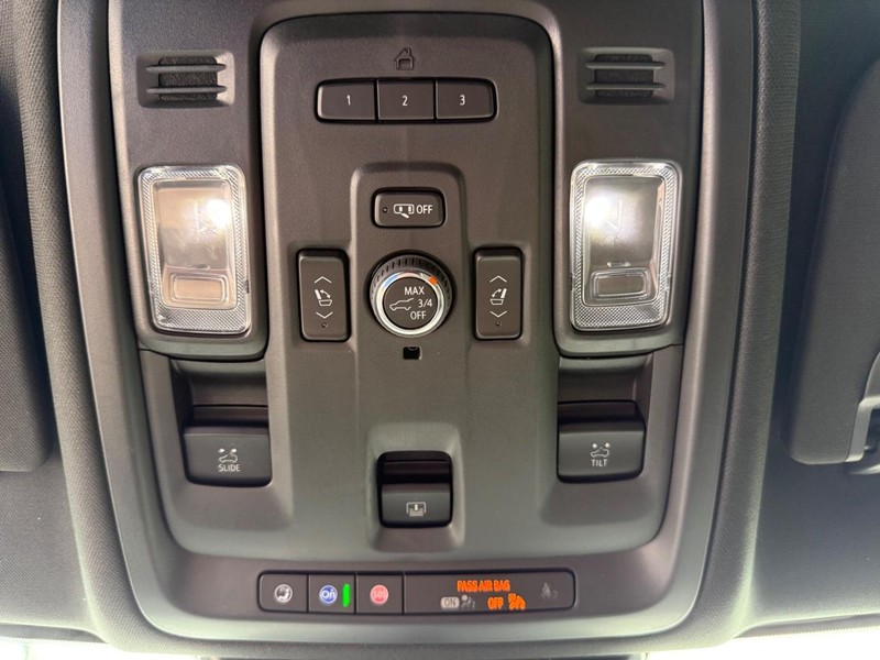 Cadillac Escalade Vehicle Full-screen Gallery Image 29