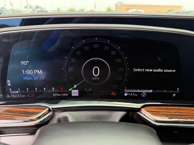 Cadillac Escalade Vehicle Full-screen Gallery Image 30