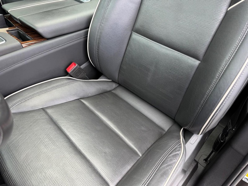 Cadillac Escalade Vehicle Full-screen Gallery Image 32