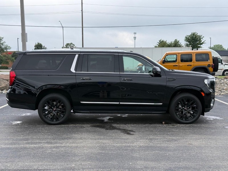 GMC Yukon XL Vehicle Full-screen Gallery Image 02