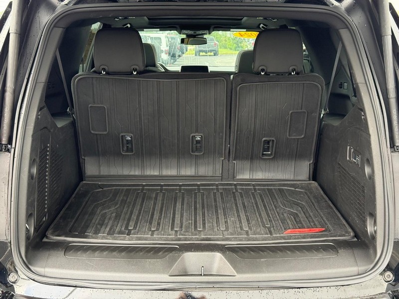 GMC Yukon XL Vehicle Full-screen Gallery Image 07