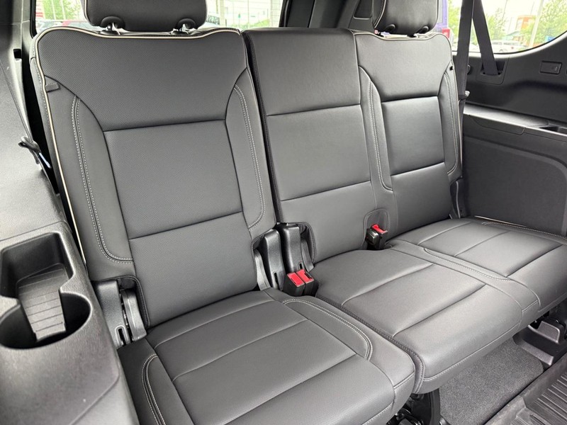 GMC Yukon XL Vehicle Full-screen Gallery Image 12