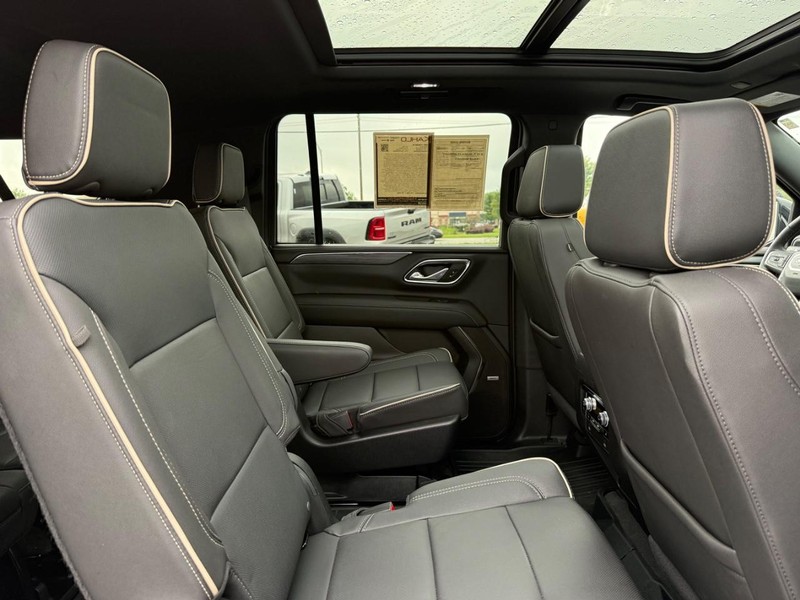 GMC Yukon XL Vehicle Full-screen Gallery Image 13