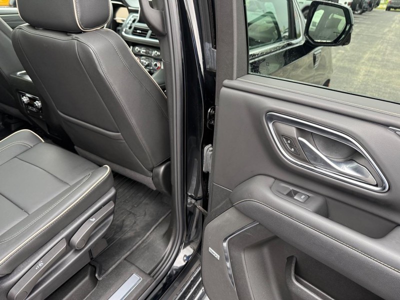 GMC Yukon XL Vehicle Full-screen Gallery Image 14