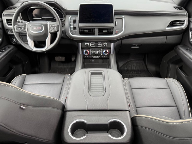 GMC Yukon XL Vehicle Full-screen Gallery Image 16