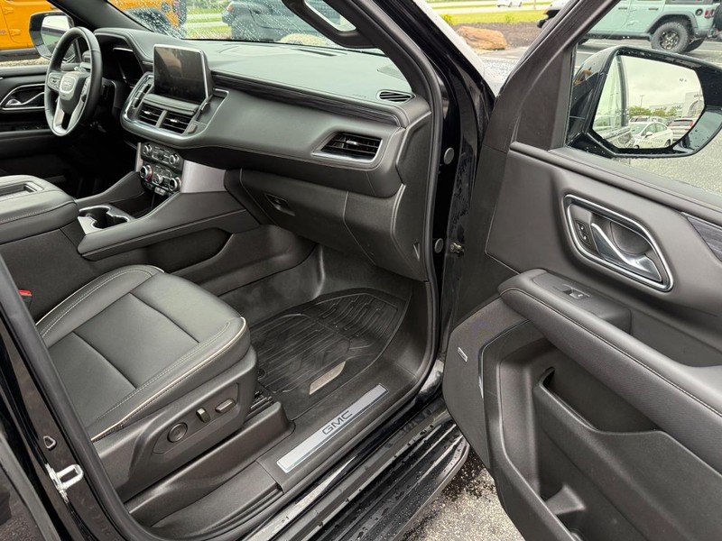 GMC Yukon XL Vehicle Full-screen Gallery Image 18