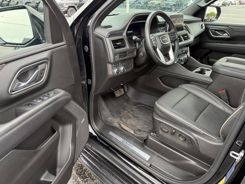 GMC Yukon XL Vehicle Full-screen Gallery Image 20