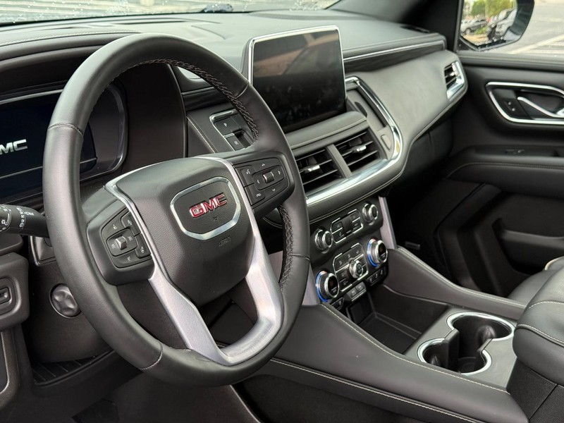 GMC Yukon XL Vehicle Full-screen Gallery Image 22
