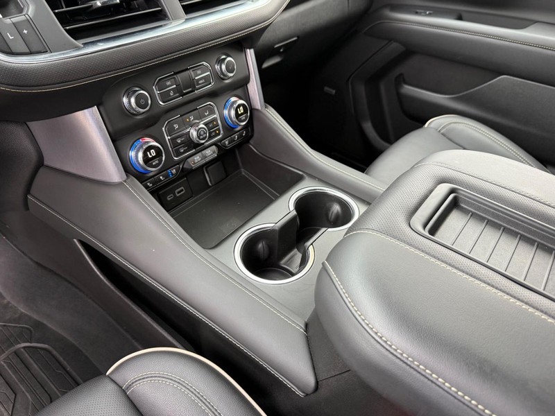 GMC Yukon XL Vehicle Full-screen Gallery Image 30