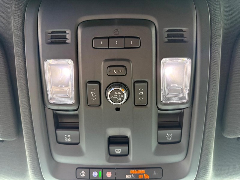 GMC Yukon XL Vehicle Full-screen Gallery Image 32