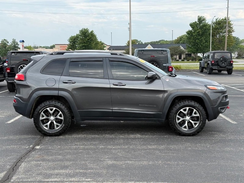 Jeep Cherokee Vehicle Full-screen Gallery Image 2