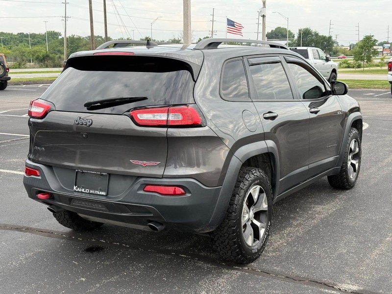 Jeep Cherokee Vehicle Full-screen Gallery Image 3