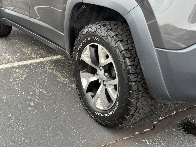 Jeep Cherokee Vehicle Full-screen Gallery Image 6