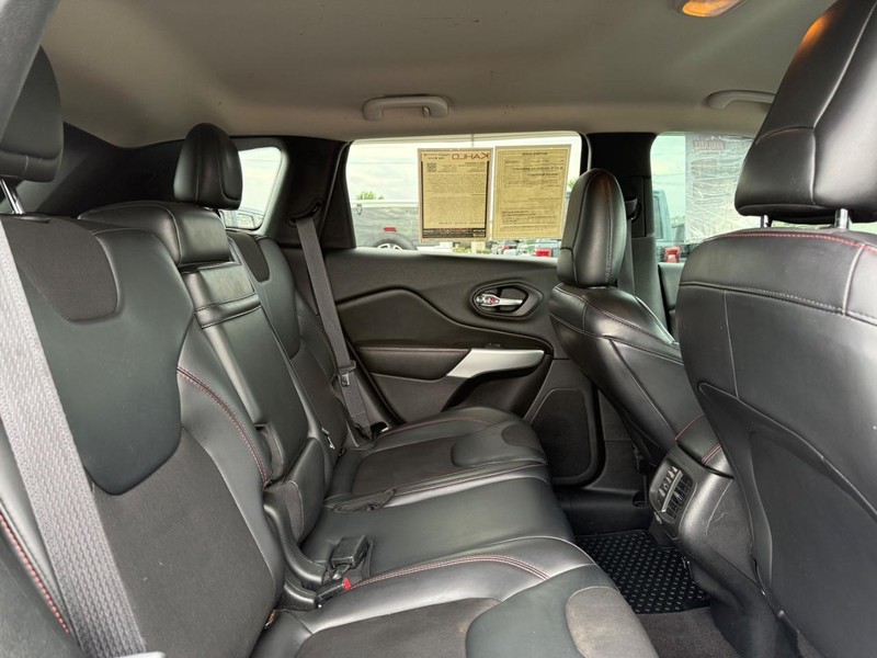 Jeep Cherokee Vehicle Full-screen Gallery Image 11
