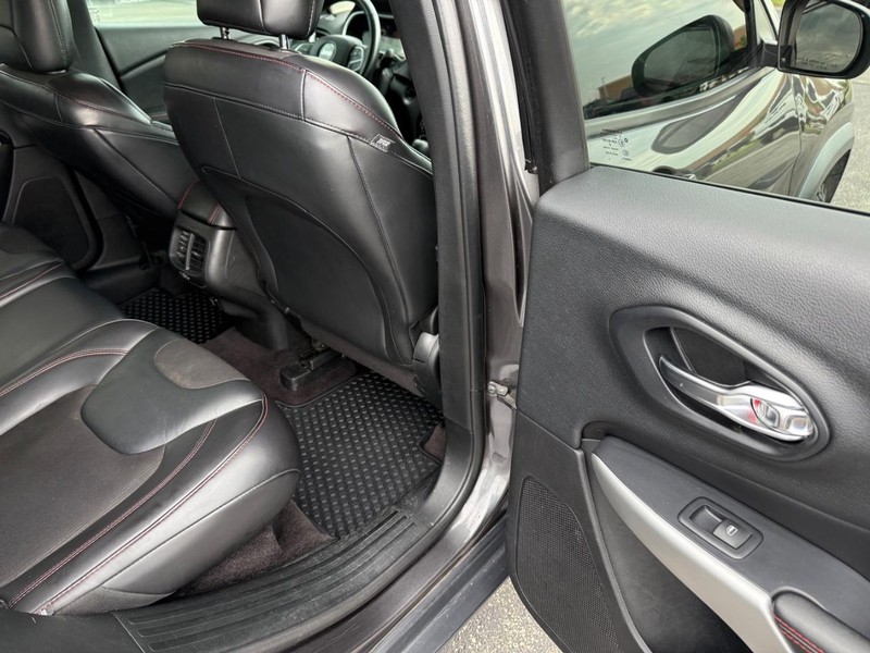 Jeep Cherokee Vehicle Full-screen Gallery Image 12