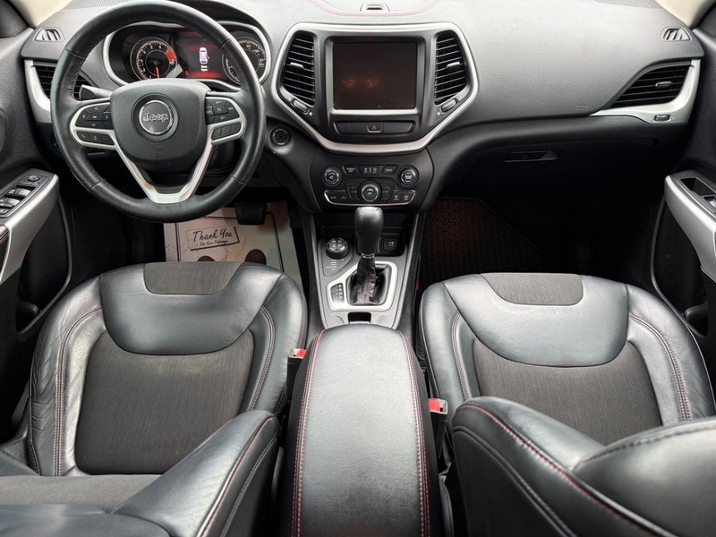 Jeep Cherokee Vehicle Full-screen Gallery Image 13