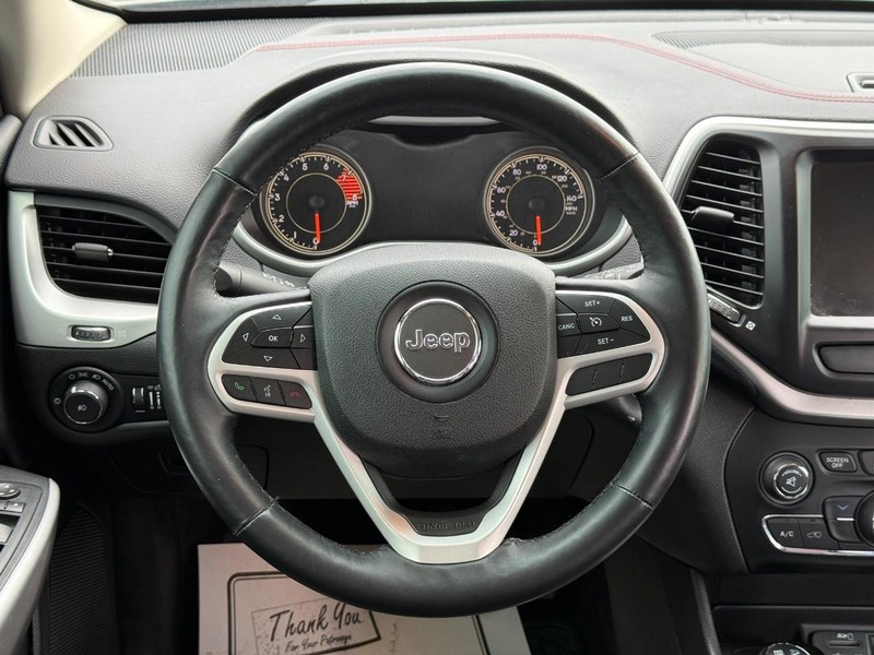 Jeep Cherokee Vehicle Full-screen Gallery Image 14