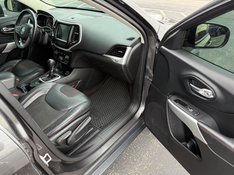 Jeep Cherokee Vehicle Full-screen Gallery Image 15
