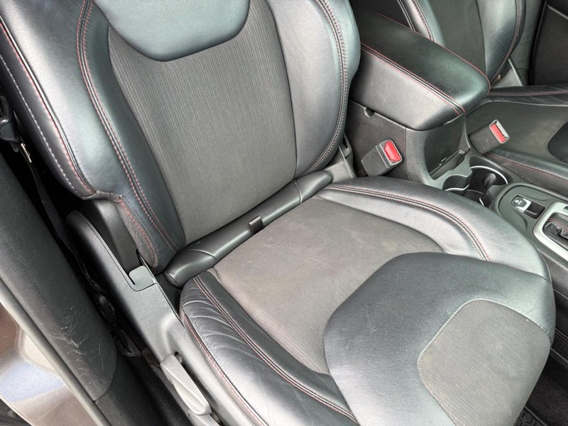 Jeep Cherokee Vehicle Full-screen Gallery Image 16