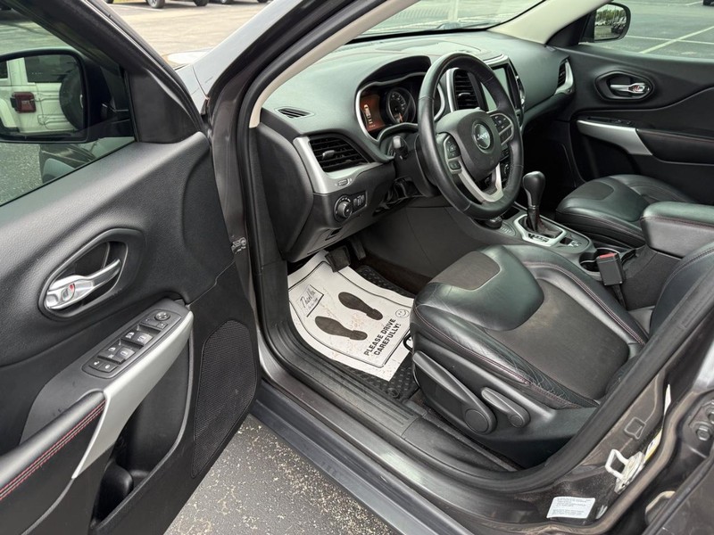 Jeep Cherokee Vehicle Full-screen Gallery Image 17