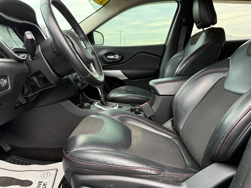 Jeep Cherokee Vehicle Full-screen Gallery Image 18