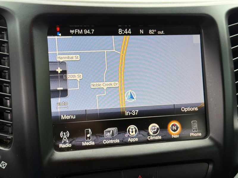 Jeep Cherokee Vehicle Full-screen Gallery Image 22