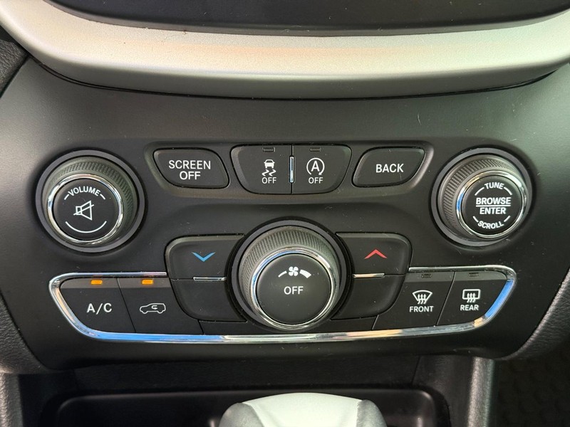 Jeep Cherokee Vehicle Full-screen Gallery Image 25