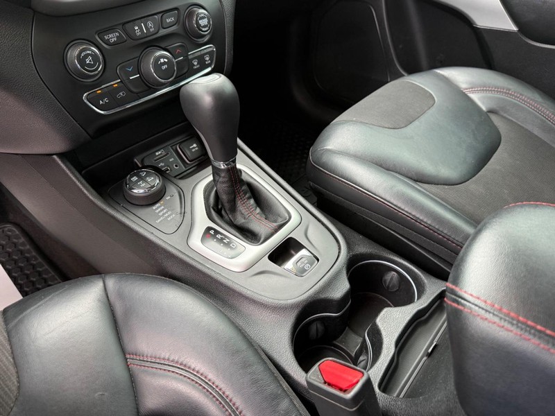 Jeep Cherokee Vehicle Full-screen Gallery Image 26