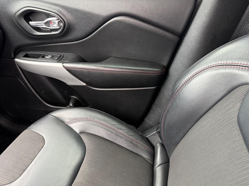 Jeep Cherokee Vehicle Full-screen Gallery Image 27