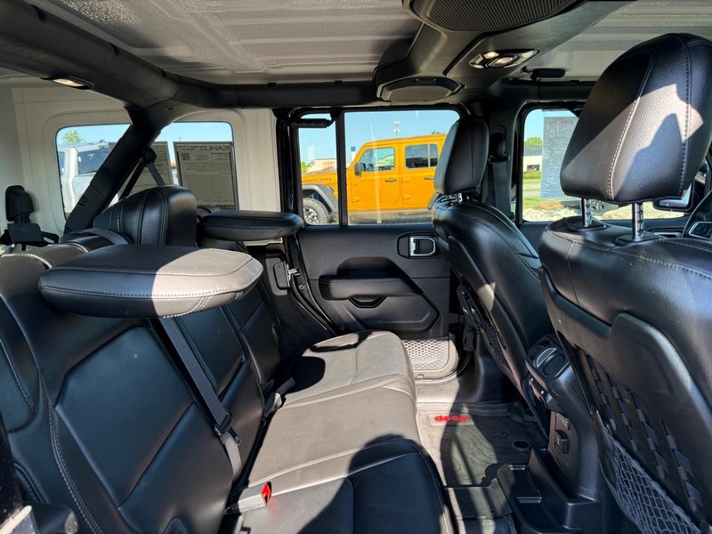 Jeep Wrangler Vehicle Full-screen Gallery Image 10