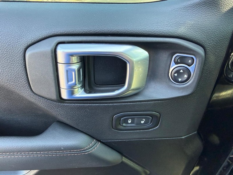 Jeep Wrangler Vehicle Full-screen Gallery Image 16