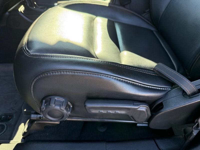 Jeep Wrangler Vehicle Full-screen Gallery Image 17