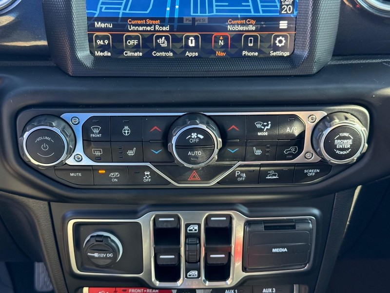 Jeep Wrangler Vehicle Full-screen Gallery Image 25