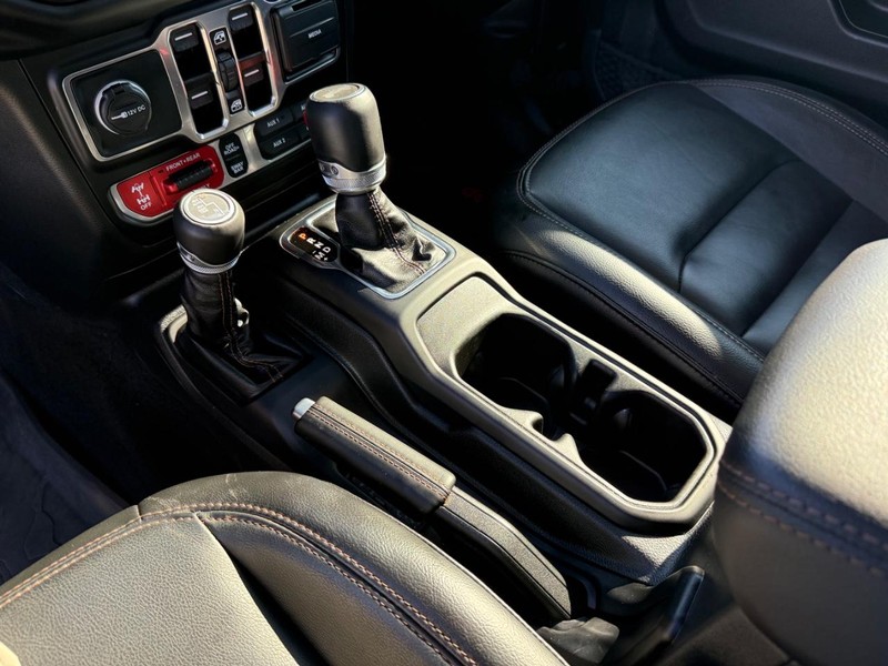 Jeep Wrangler Vehicle Full-screen Gallery Image 26