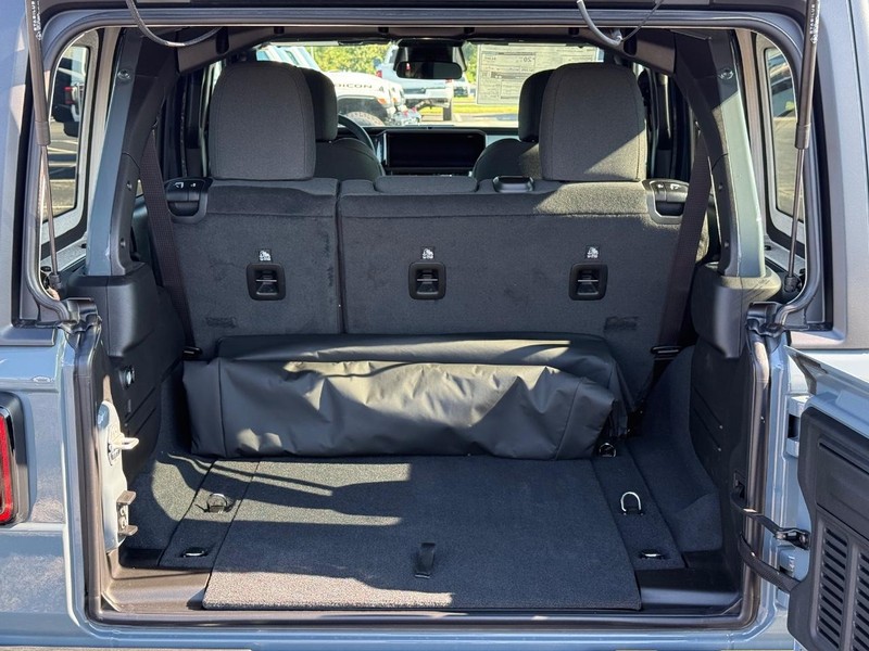 Jeep Wrangler Vehicle Full-screen Gallery Image 7