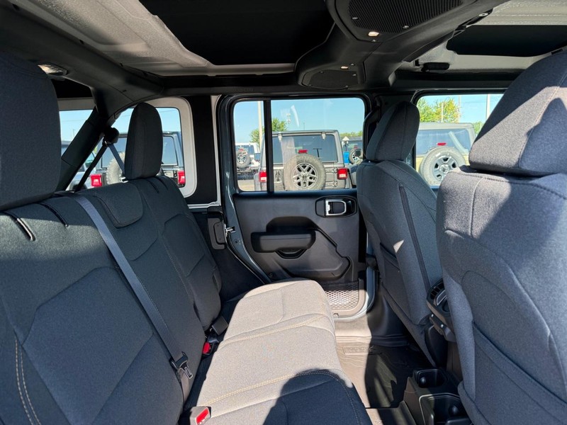 Jeep Wrangler Vehicle Full-screen Gallery Image 10