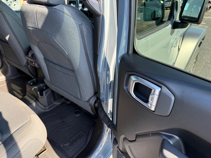 Jeep Wrangler Vehicle Full-screen Gallery Image 11
