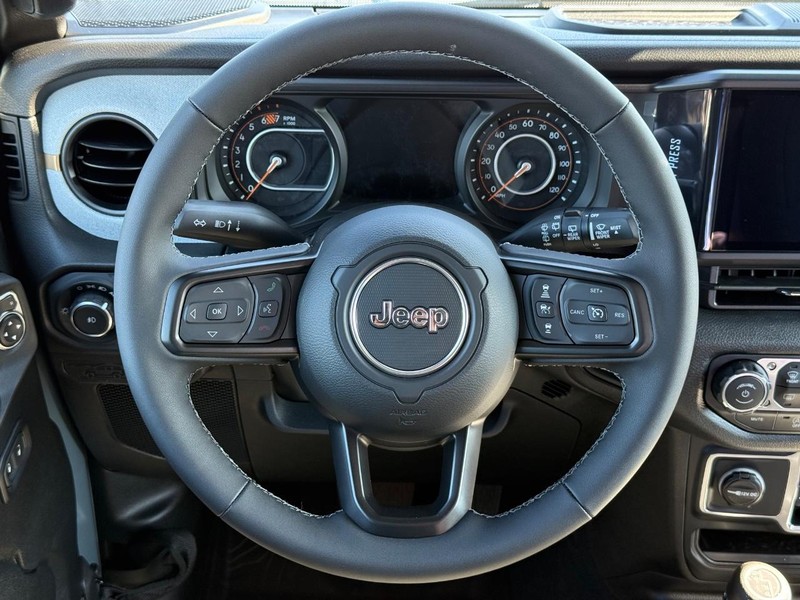 Jeep Wrangler Vehicle Full-screen Gallery Image 13